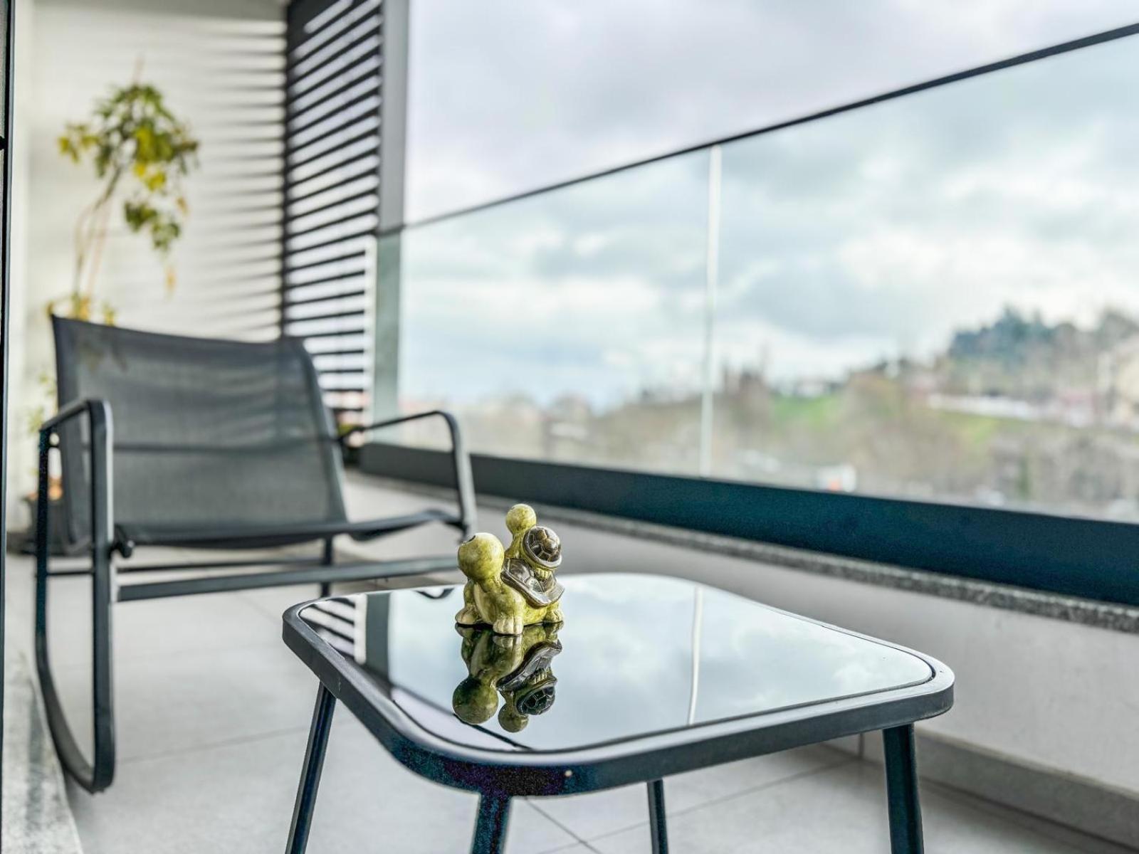 New With 2 Bedrooms Private Parking Apartment