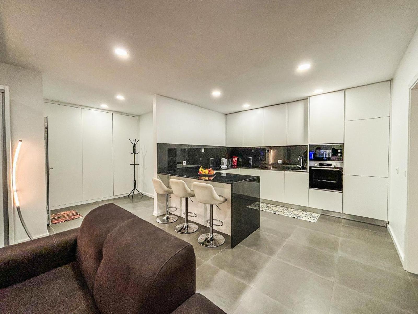 New With 2 Bedrooms Private Parking Apartment Braganca
