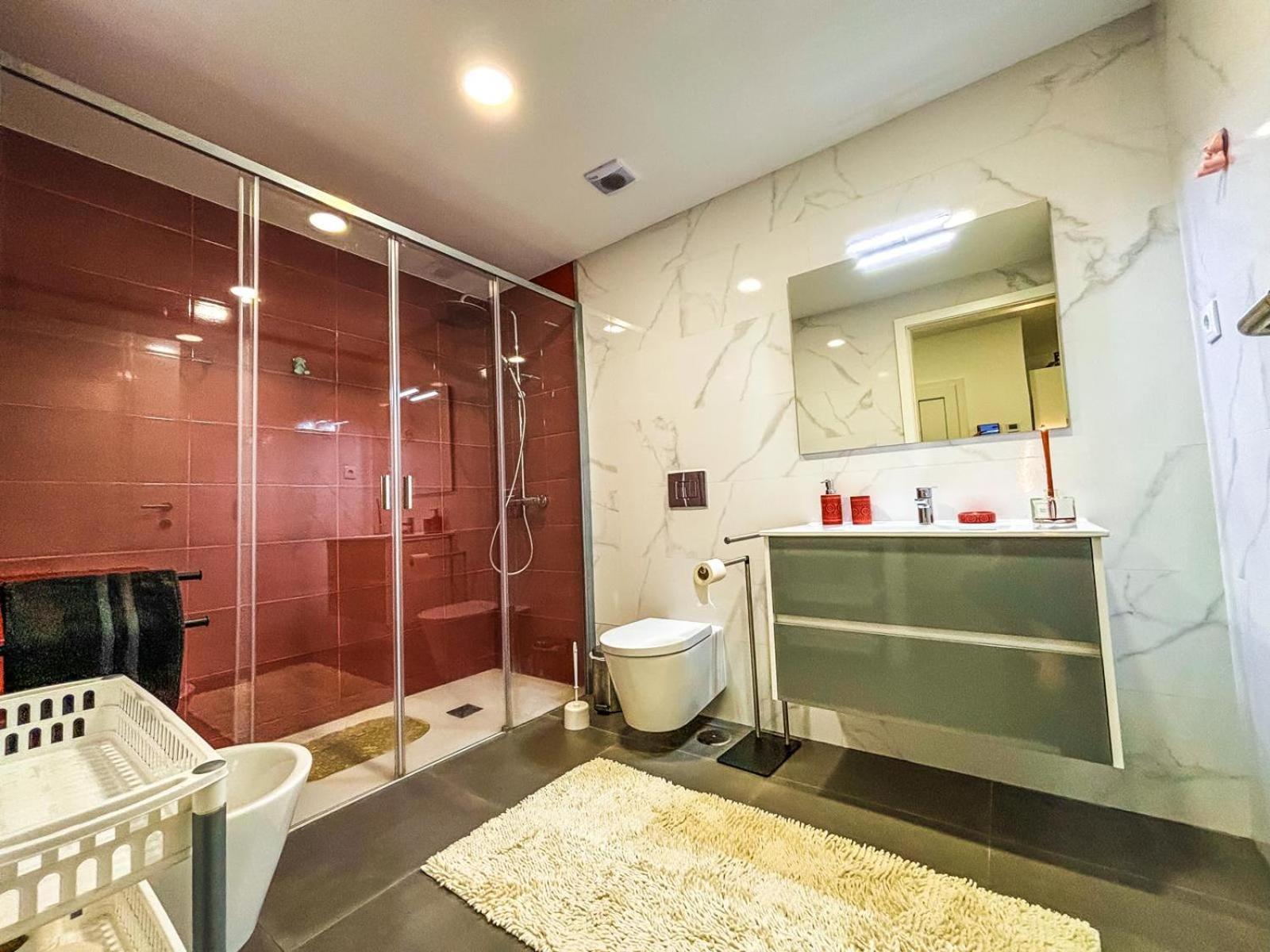 New With 2 Bedrooms Private Parking Apartment